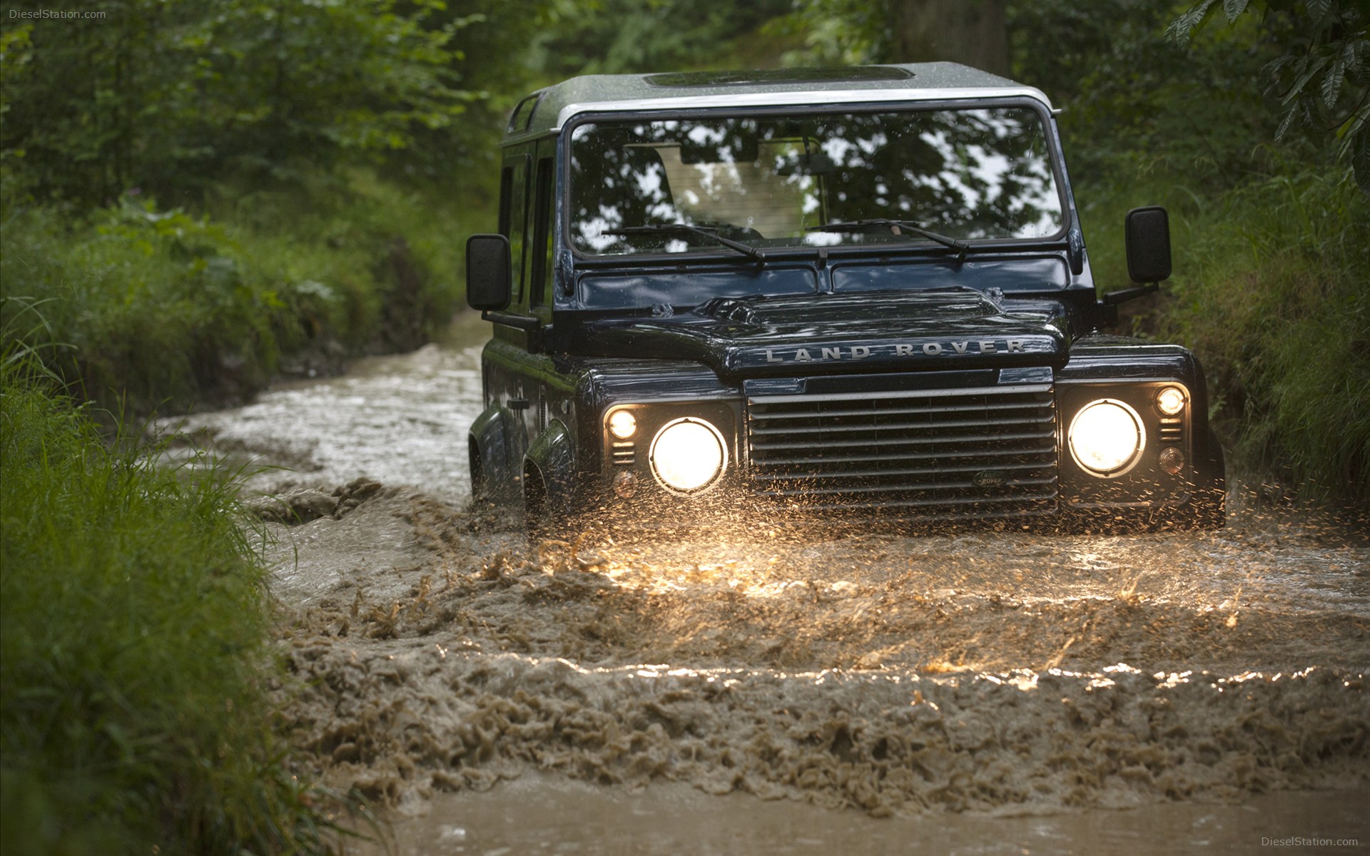Land Rover Defender 2013